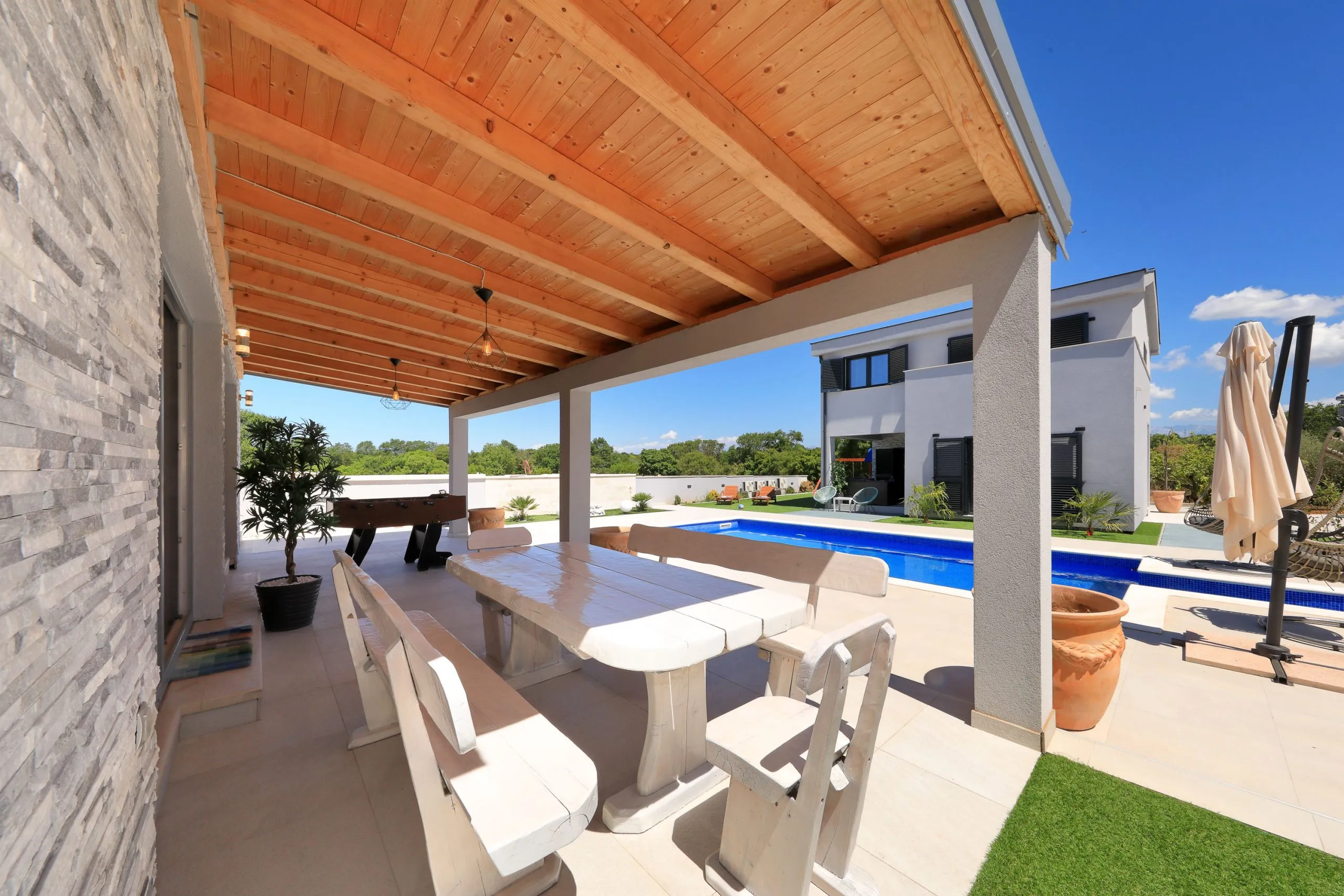 Überdachte Terrasse mit Blick auf den Pool